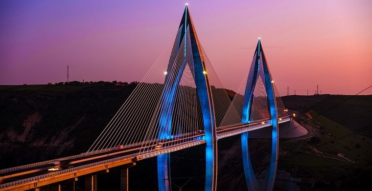 Pont à haubans au Maroc au coucher du soleil
